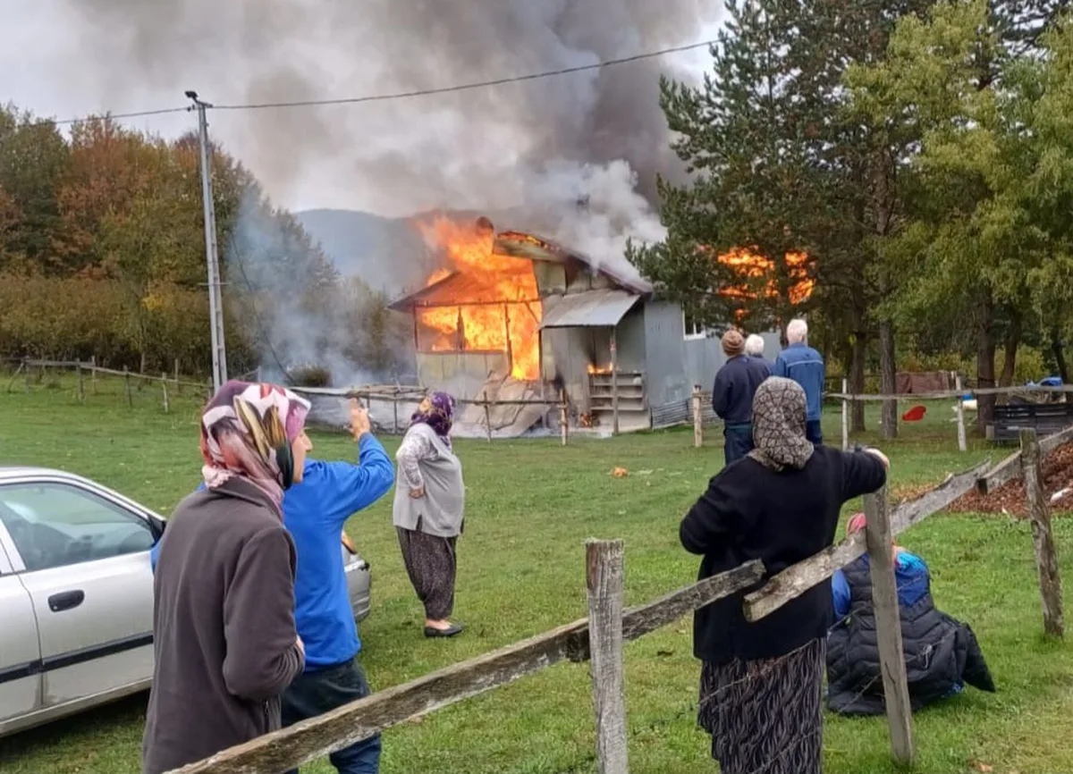 Sakarya Akyazı'da Cemil B.'nin evi yangında yıkıldı, nedenini jandarma araştırıyor