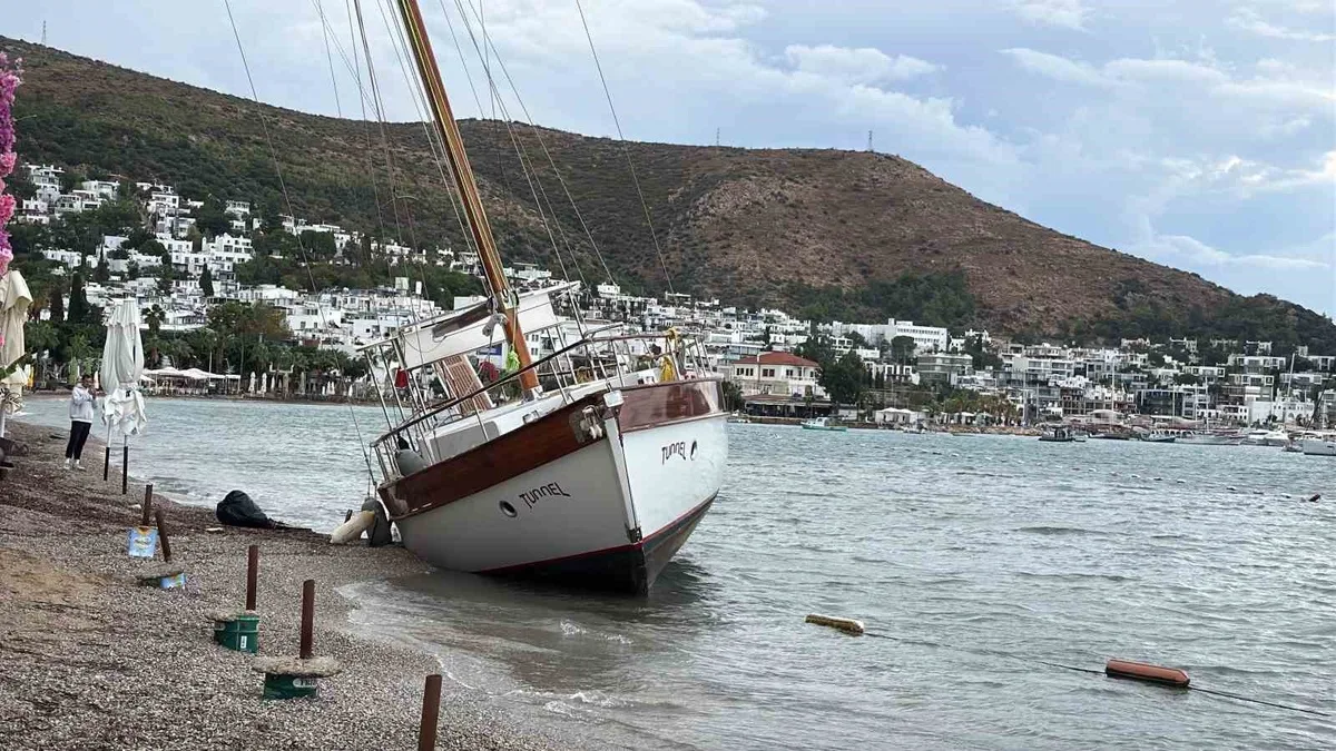 Bodrum'da sağanak ve rüzgar yaklaşık 2,5 milyon TL'lik yelkenliyi karaya oturttu