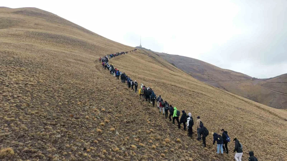 Öğrenciler ve dağcılar Palandöken'de 3 bin 176 metreye Cumhuriyet tırmanışı yaptı