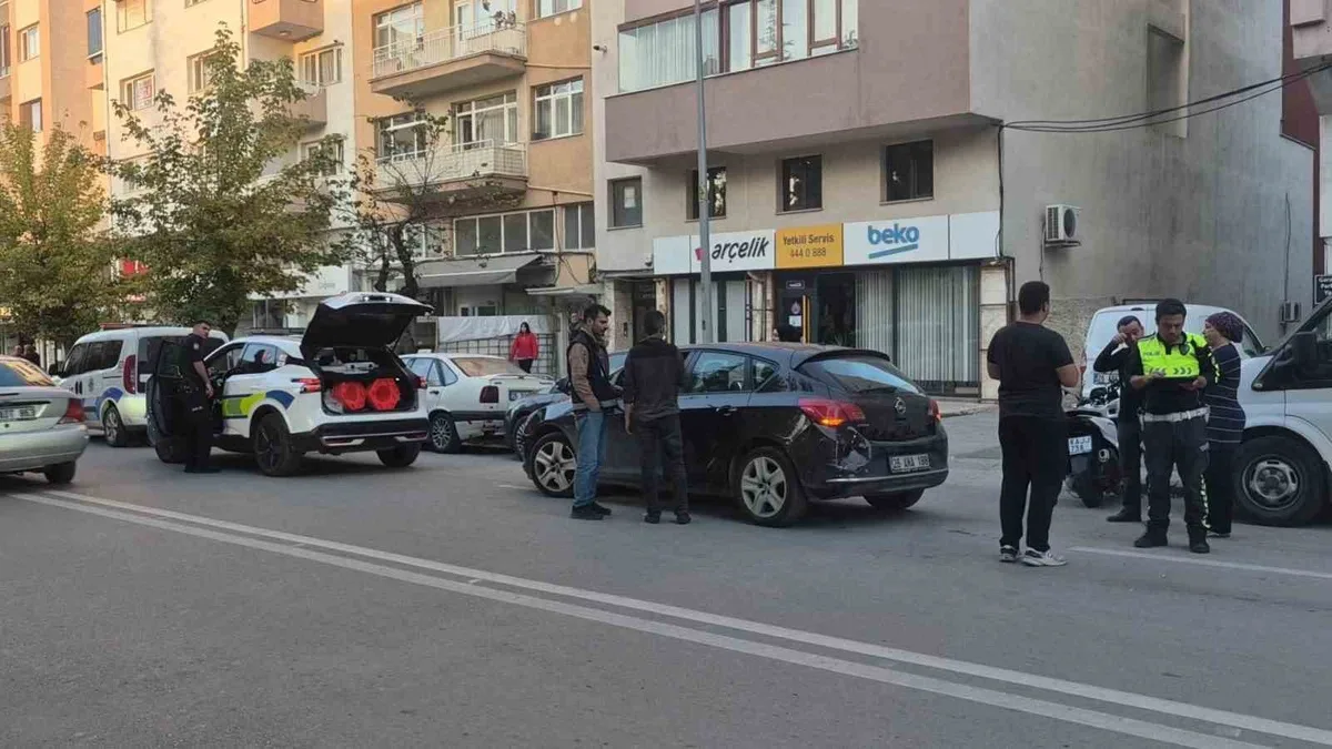 Eskişehir Odunpazarı'nda motosiklet otomobile çarptı, 16 yaşındaki sürücü yaralandı