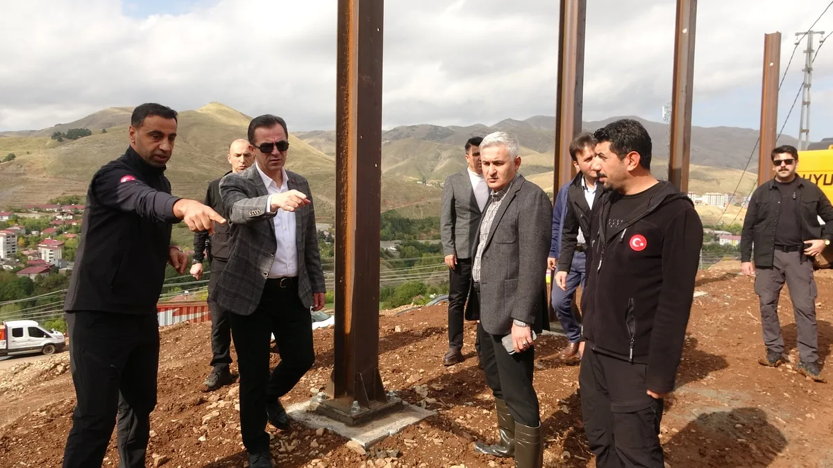 Bitlis Valisi Karakaya, çığ için 1270 metrelik kar perdesi inşa edileceğini söyledi