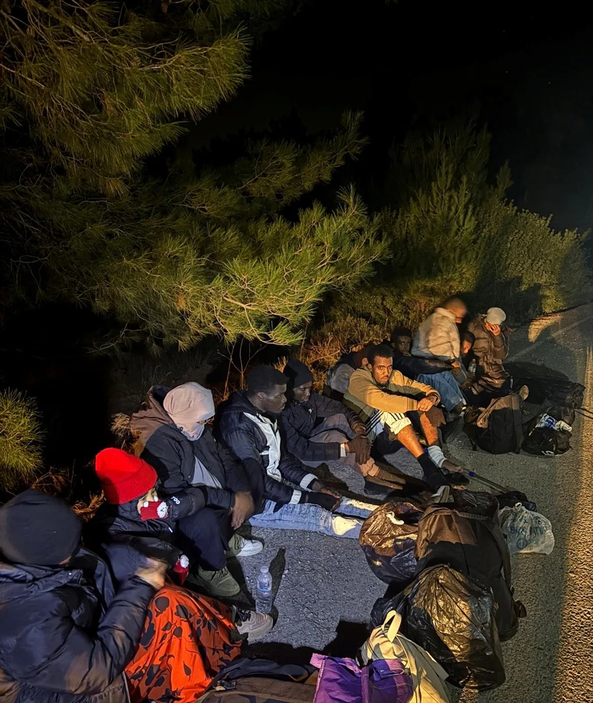 İzmir Urla'da kamyonette 16 düzensiz göçmen yakalandı, sürücü tutuklandı