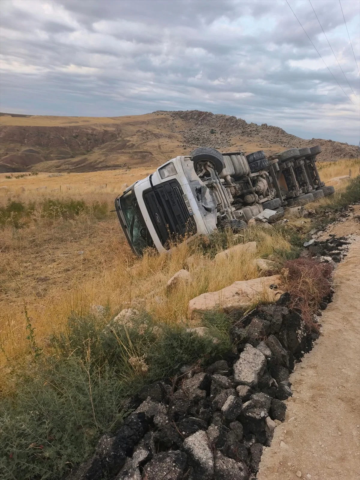 Siirt Kurtalan'da devrilen tırın sürücüsü yaralanıp hastaneye kaldırıldı