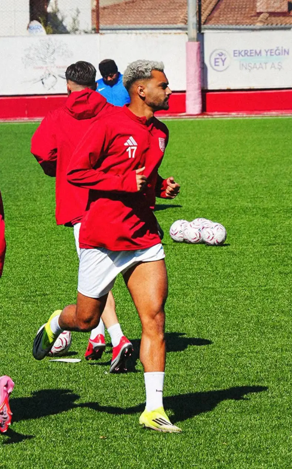 Atakan Akbulut 6 maçta 6 golle Ayvalıkgücü Belediyespor'u zirve yarışında tutuyor.