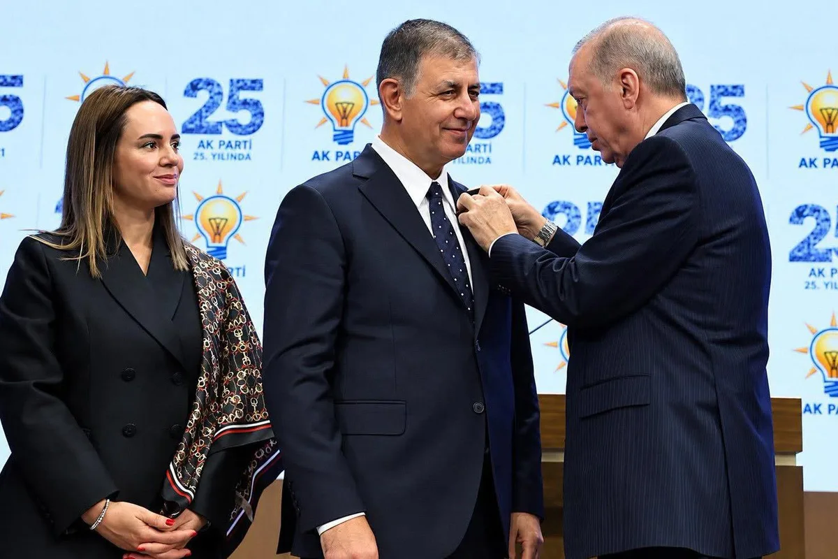 TRT ekranlarından duyurdu! AK Parti rozeti takan Cemil Tugay'dan İzmirlilere müjde