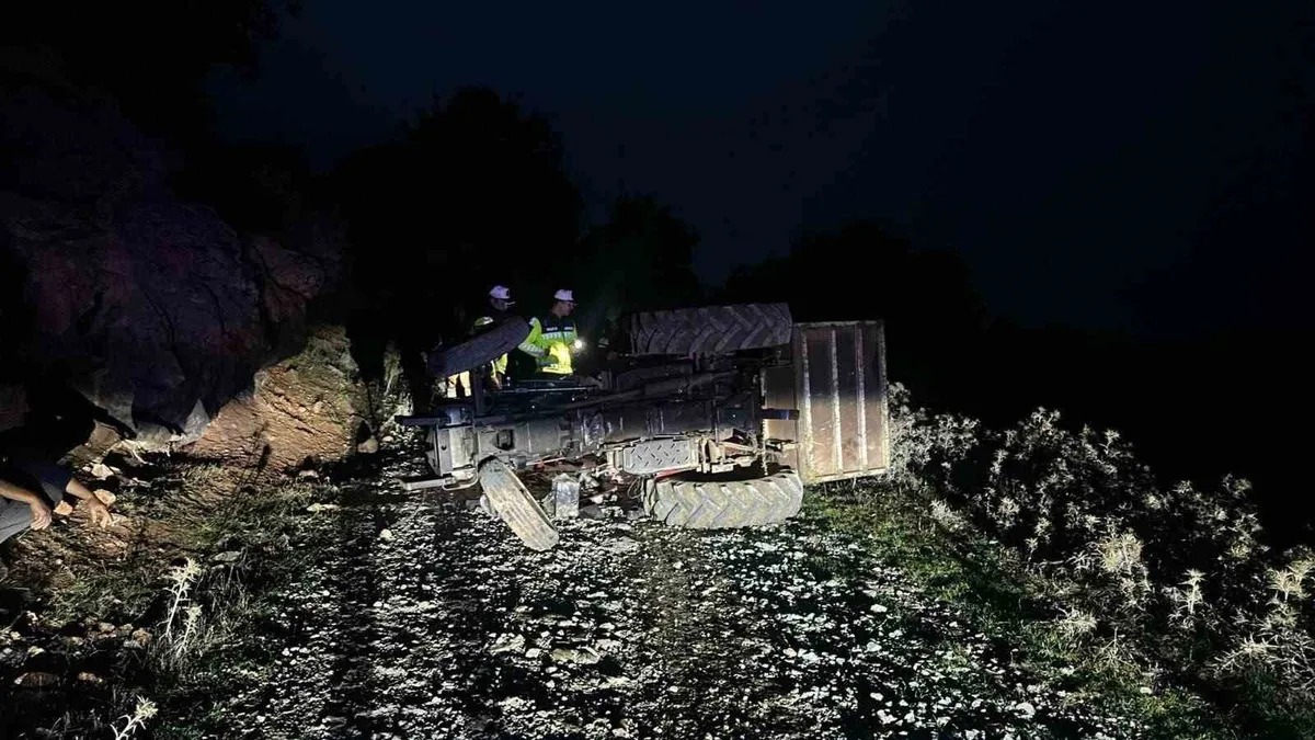 Bilecik Alpagut köyünde traktör devrildi, altında kalan sürücü kurtarılamadı