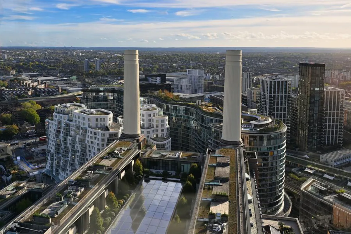 Londra'nın simgesi Battersea Elektrik Santrali restorasyonun ardından 2022'de açıldı