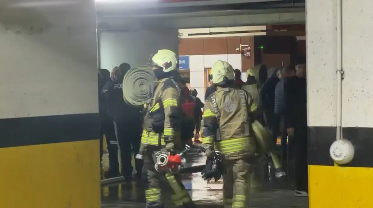 Başakşehir’de site otoparkında araç yangını: Site sakinleri tahliye edildi