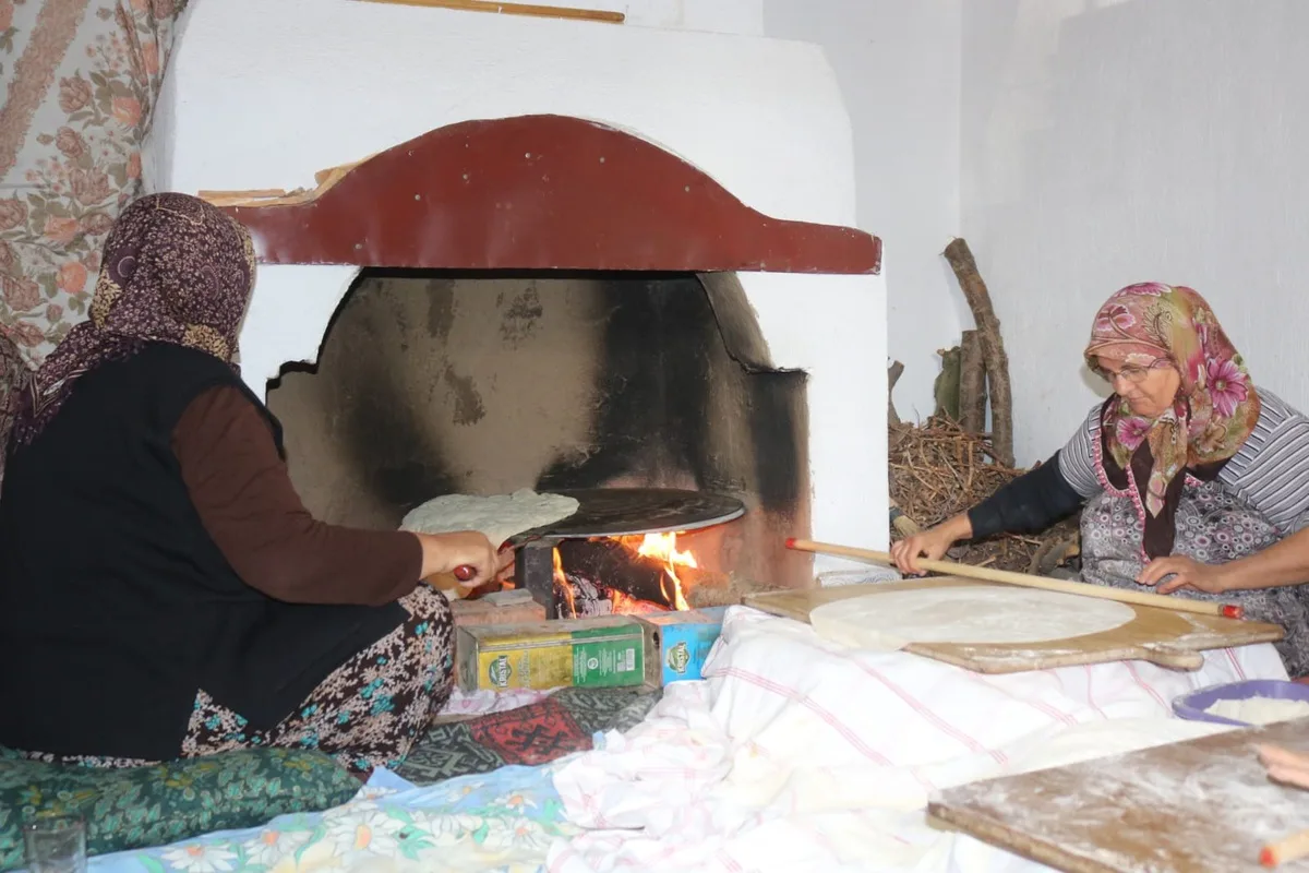 Denizli Çivril'de kadınlar kışlık yufkayı bir çuval undan imeceyle hazırlıyor