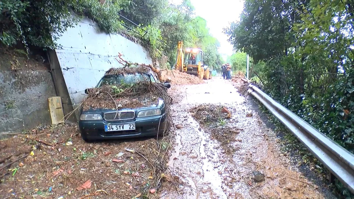 Beykoz'da sağanak sonrası toprak, park halindeki aracı yaklaşık 15 metre sürükledi
