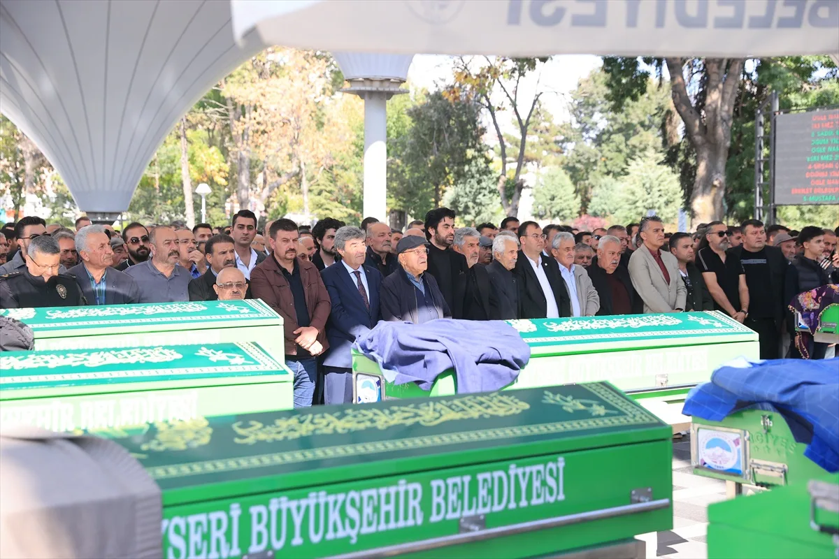 Kayseri İncesu'da iki otomobilin çarpıştığı kazada ölen 3 kişi defnedildi