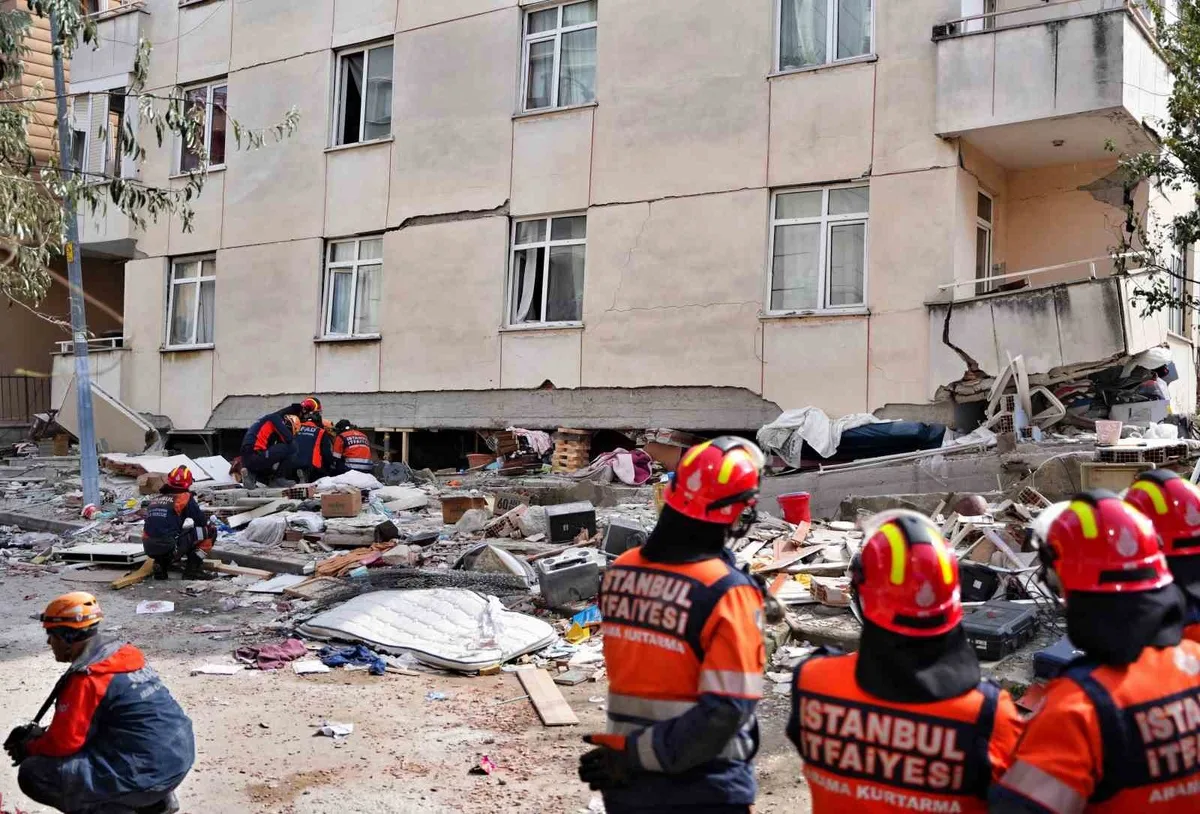İstanbul Maltepe'de 7 katlı binanın 3 katı çöktü, 2 kişi öldü, kimlikleri belli oldu
