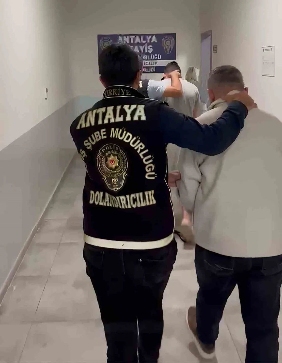 Antalya'da kendini başsavcı vekili olarak tanıtan kadın tutuklandı! Dava vaadiyle 1 milyon 829 bin TL almışlar