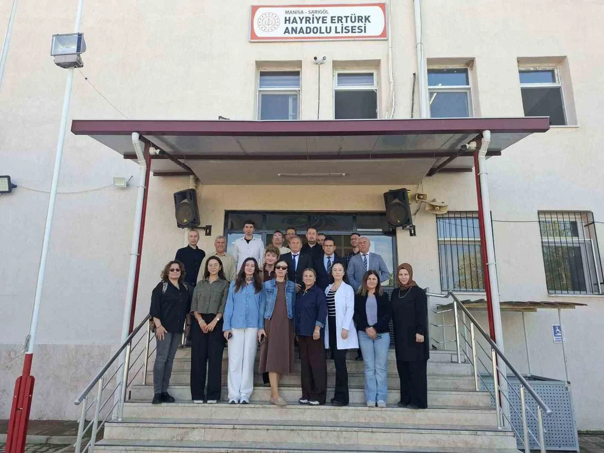 Sarıgöl İlçe Milli Eğitim Müdürü Demirtaş, pansiyonda öğrencilere yemek dağıttı