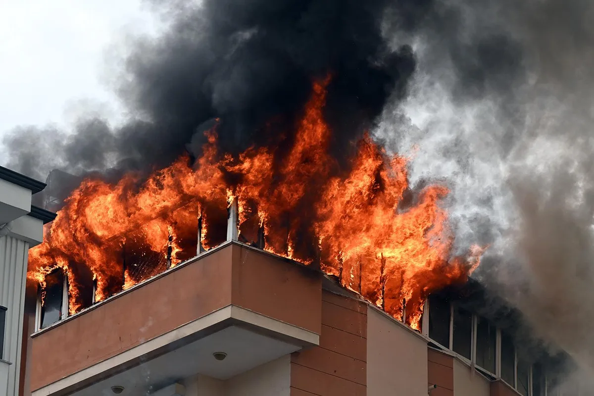 Antalya'da 5 katlı apartmanın üst katı yandı, kadın şüpheli polise götürüldü