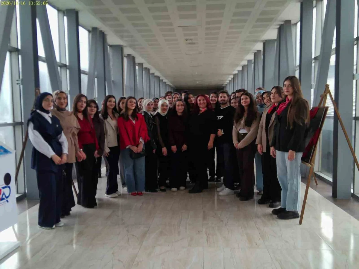 Atatürk Üniversitesi İletişim Fakültesi'nde geri dönüşüm sergisi açıldı