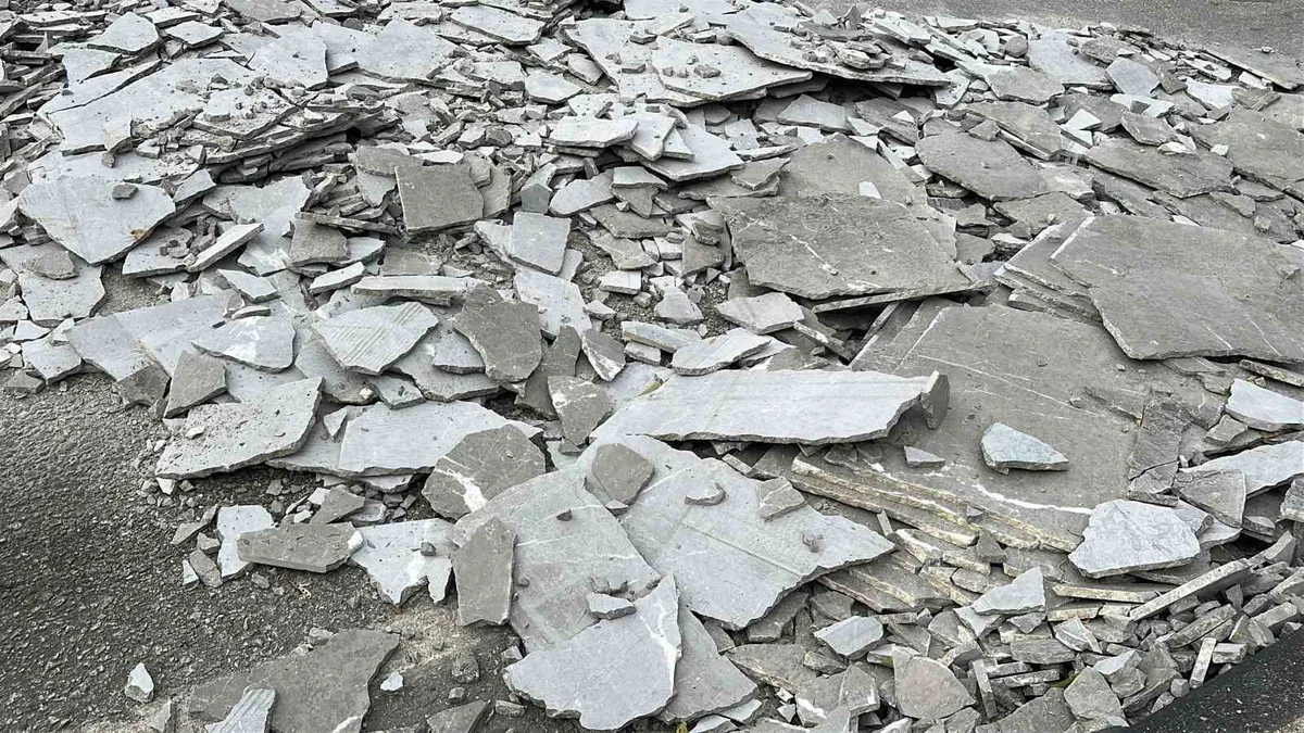 Burdur'da tırın dönüşünde yola düşen mermer parçaları tek şeridi kapattı