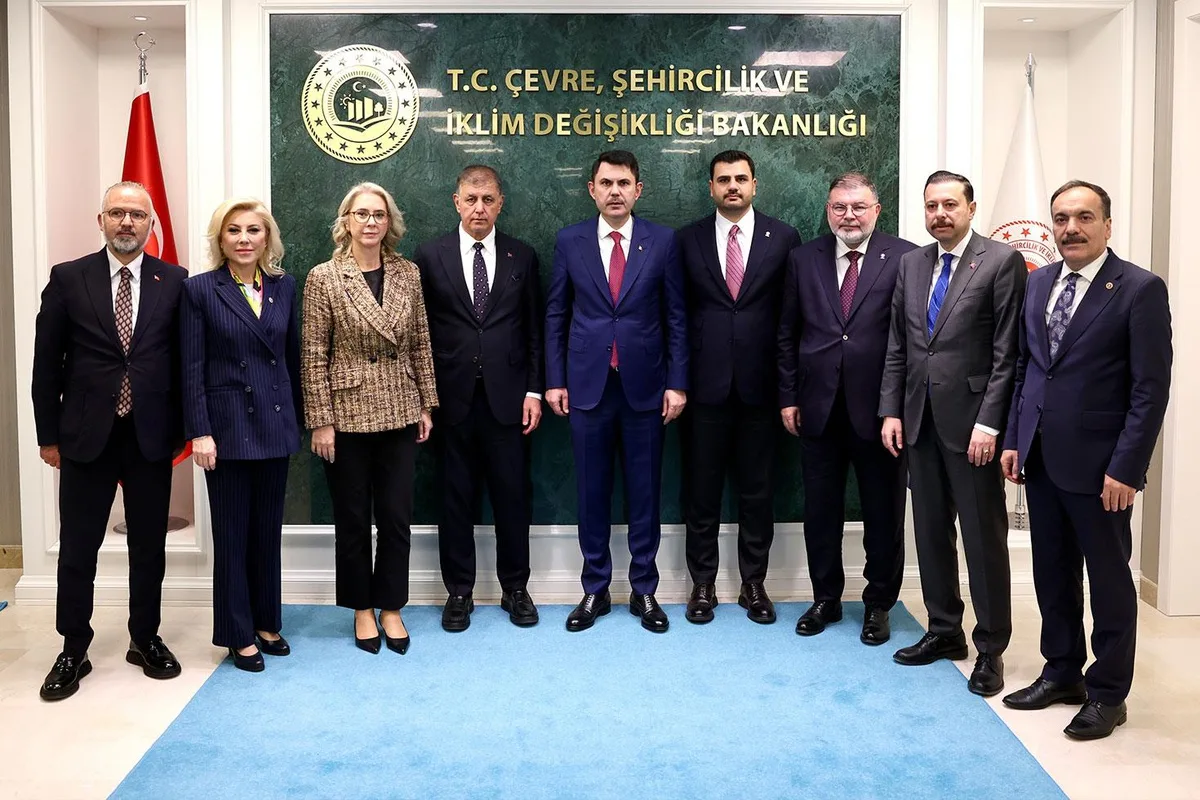 Bakan Kurum, Cemil Tugay ve AK Parti heyetini kabul etti