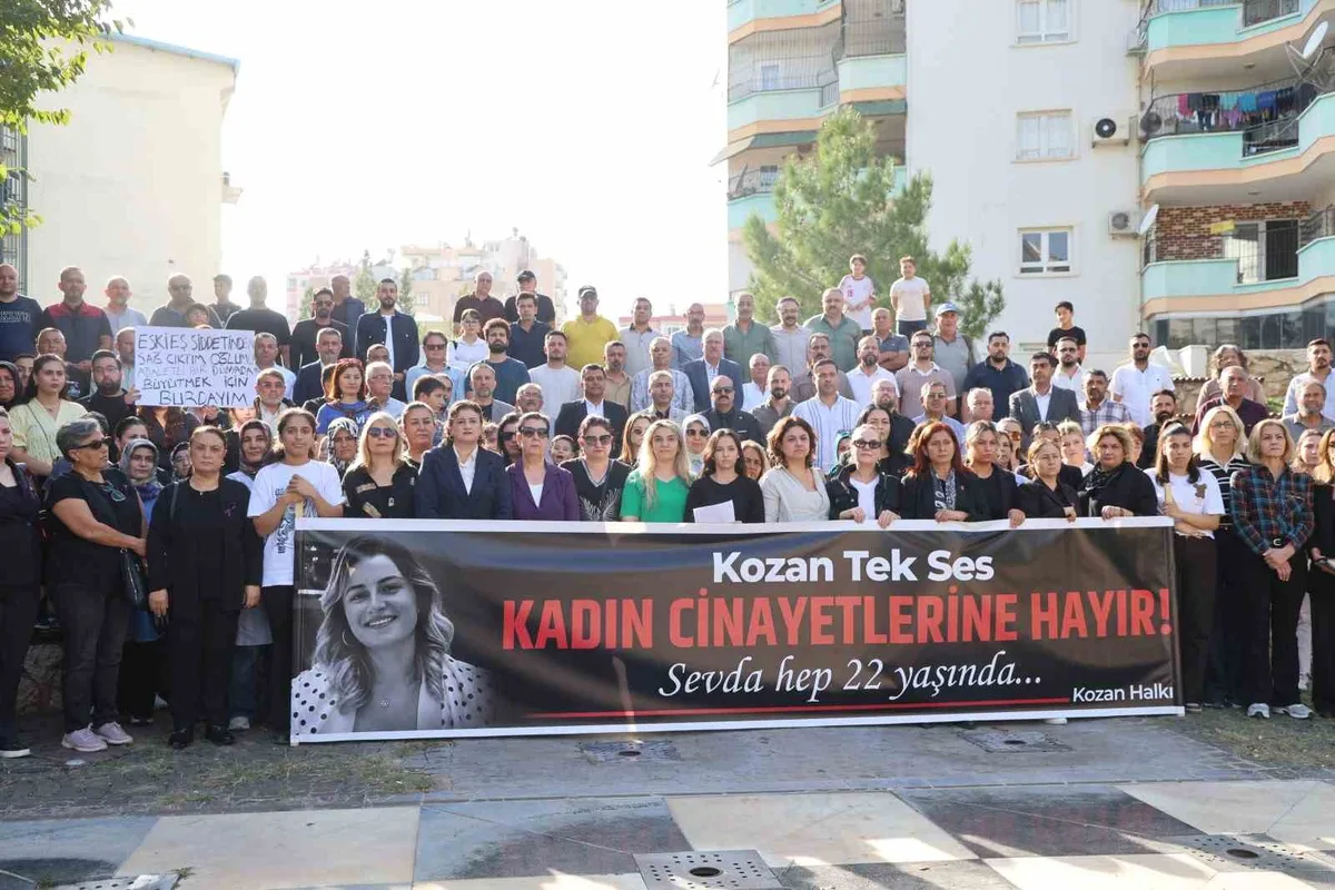 Adana Kozan'da kadınlar, öldürülen Sevda için bir araya gelip şiddete tepki gösterdi