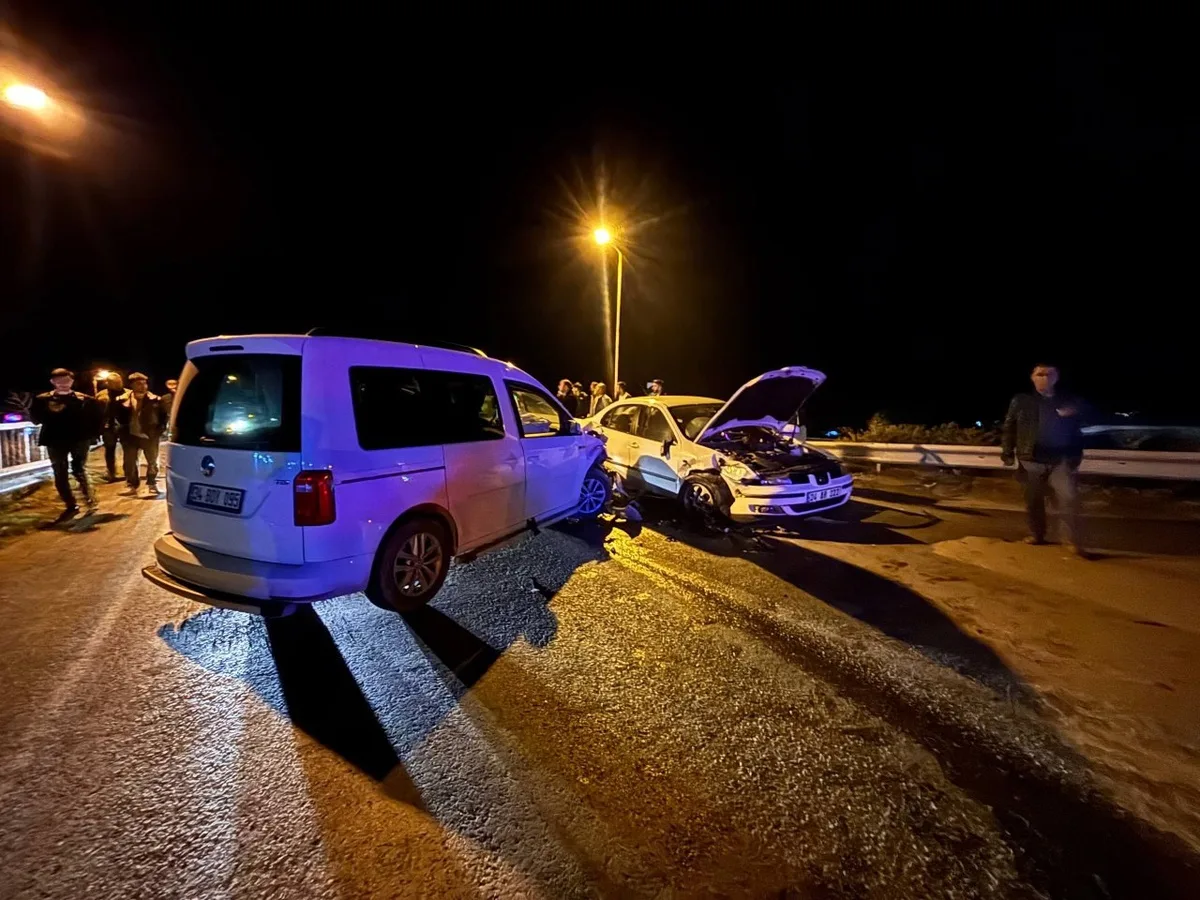 Erzincan'da İstasyon Köprüsü'nde iki araç çarpıştı, 2 kişi yaralandı