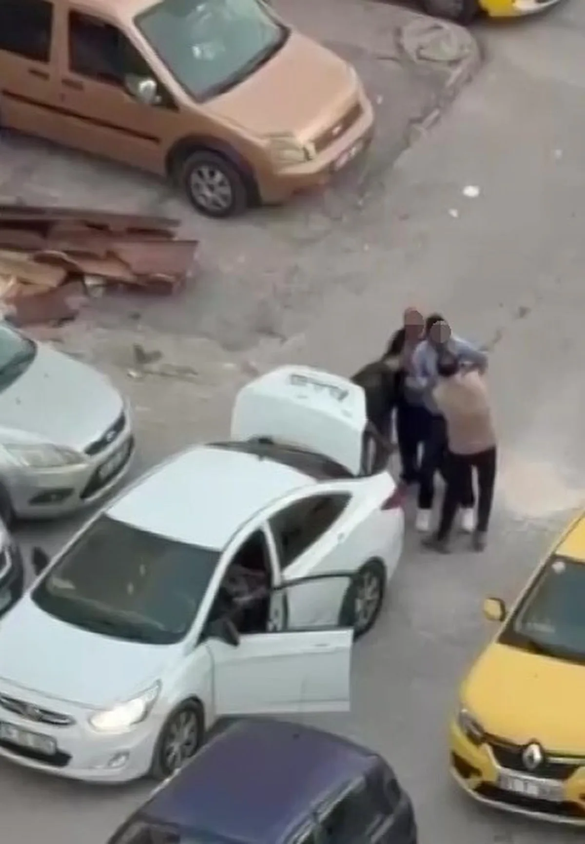 Adana Seyhan'da iddiaya göre bir adam zorla bagaja bindirilip kaçırıldı