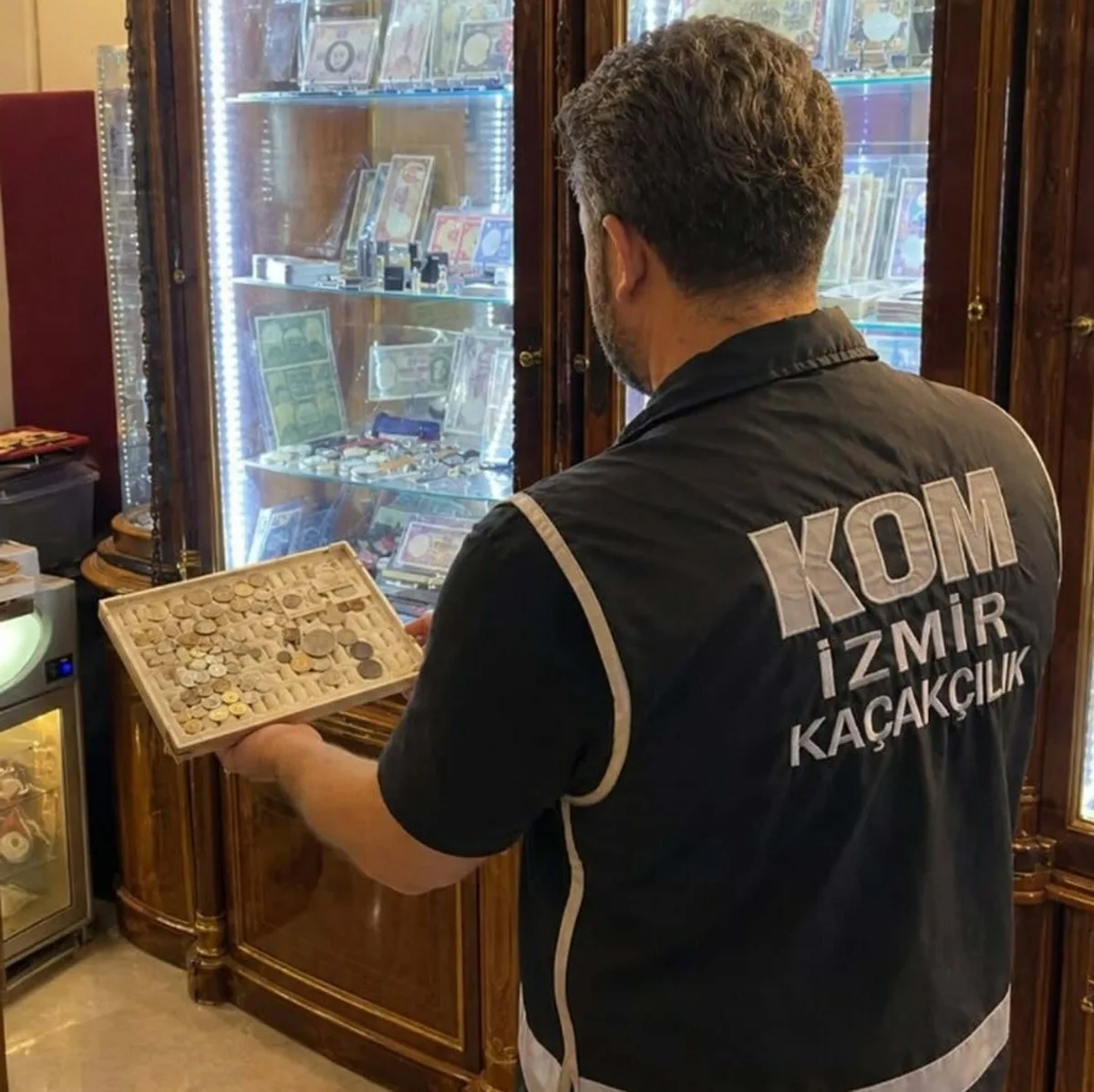 İzmir Konak'ta iş yerine düzenlenen operasyonda 672 sikke ele geçirildi