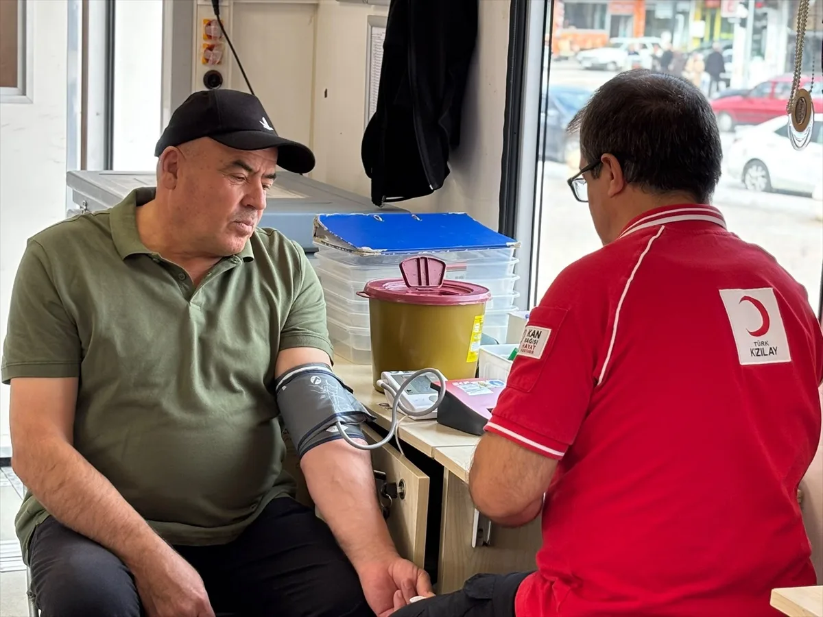 Çorum Alaca'da Nazım Bekdemir 35'inci kan bağışıyla altın madalya aldı