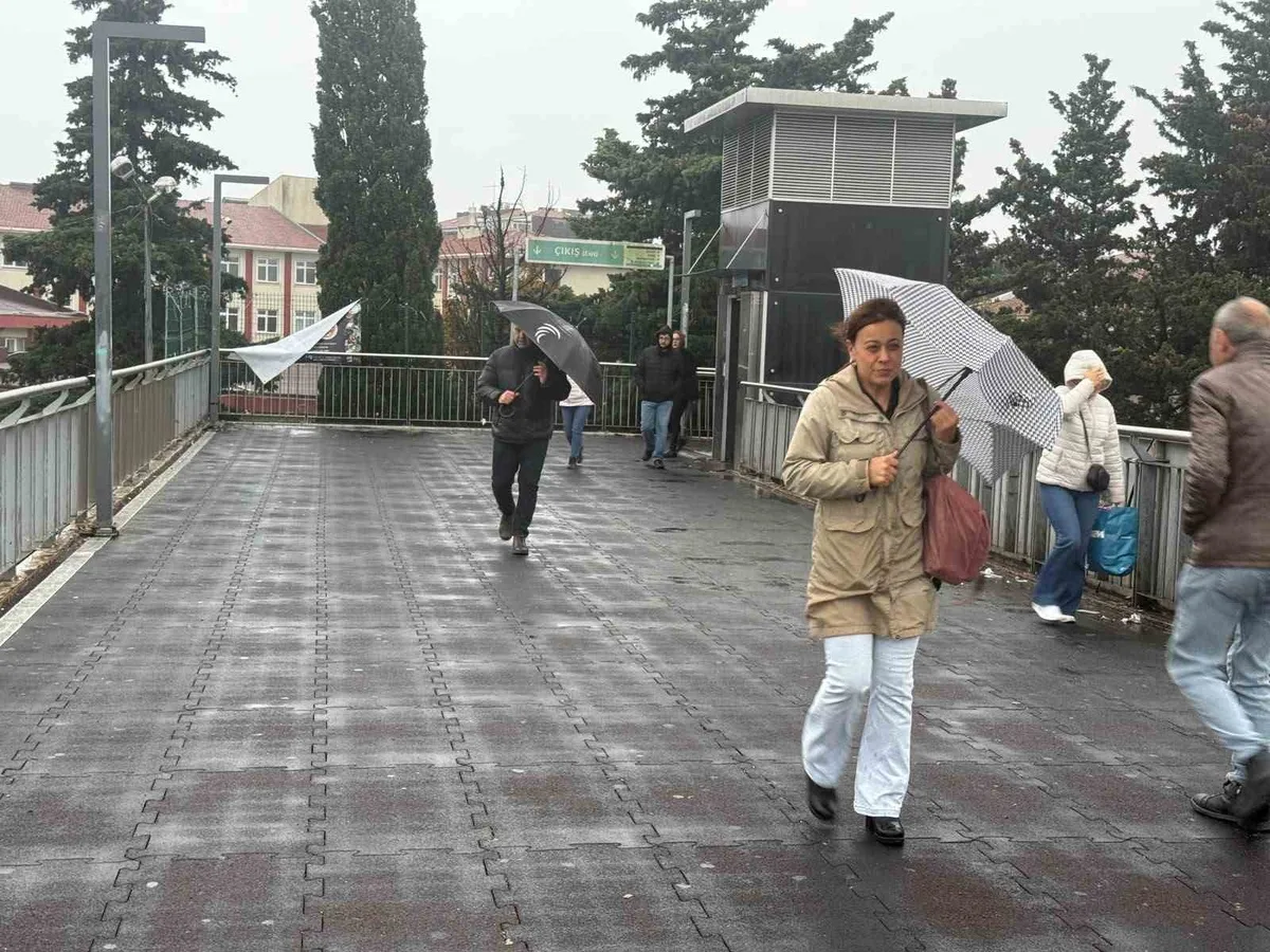 İstanbul'da sağanak nedeniyle trafik yoğunluğu yüzde 49 olarak ölçüldü
