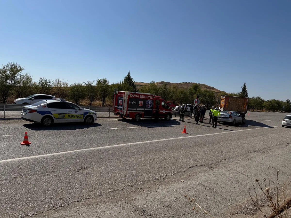 Adıyaman Kahta'da otomobil hafriyat kamyonuna arkadan çarptı, 2'si ağır 3 yaralı