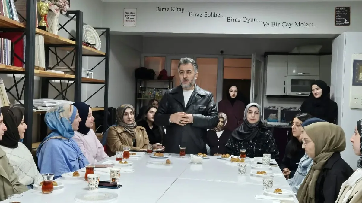 Bayburt İl Müftüsü Bektaş, hadis sohbetinde üniversite öğrencileriyle buluştu