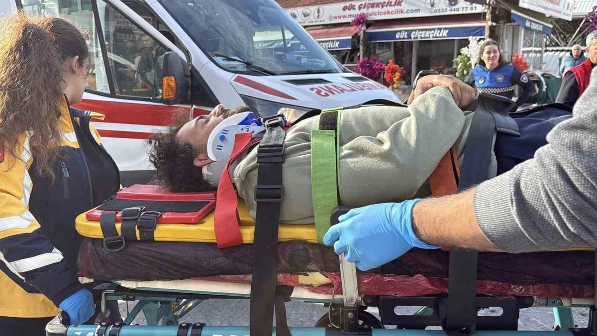Muğla Menteşe'de motosiklet ile otomobil çarpıştı, motosiklet sürücüsü genç yaralandı