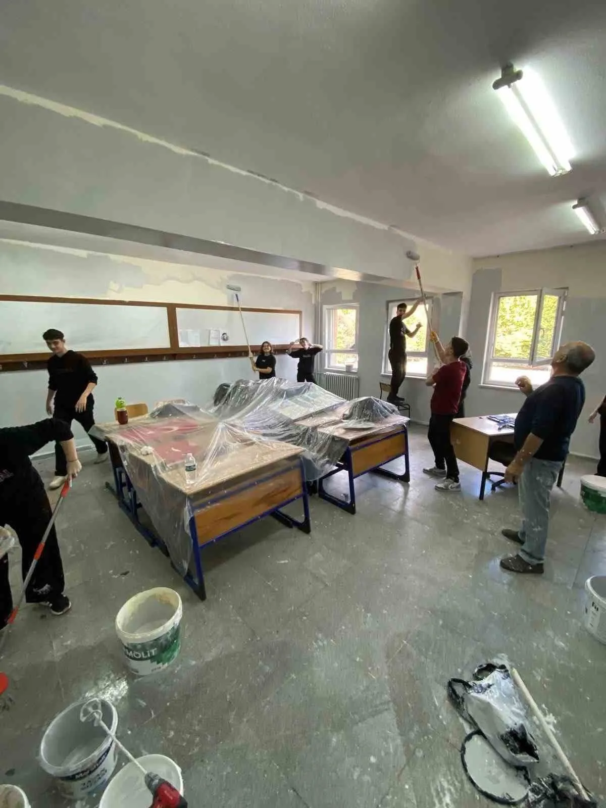 Bilecik Osmaneli’de 75. Yıl Anadolu Lisesi 9/B öğrencileri sınıflarını boyadı