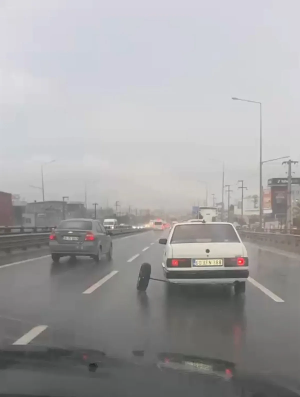 Gebze'de D-100'de otomobilin aks demiri kırıldı, tekerlek yerinden ayrıldı
