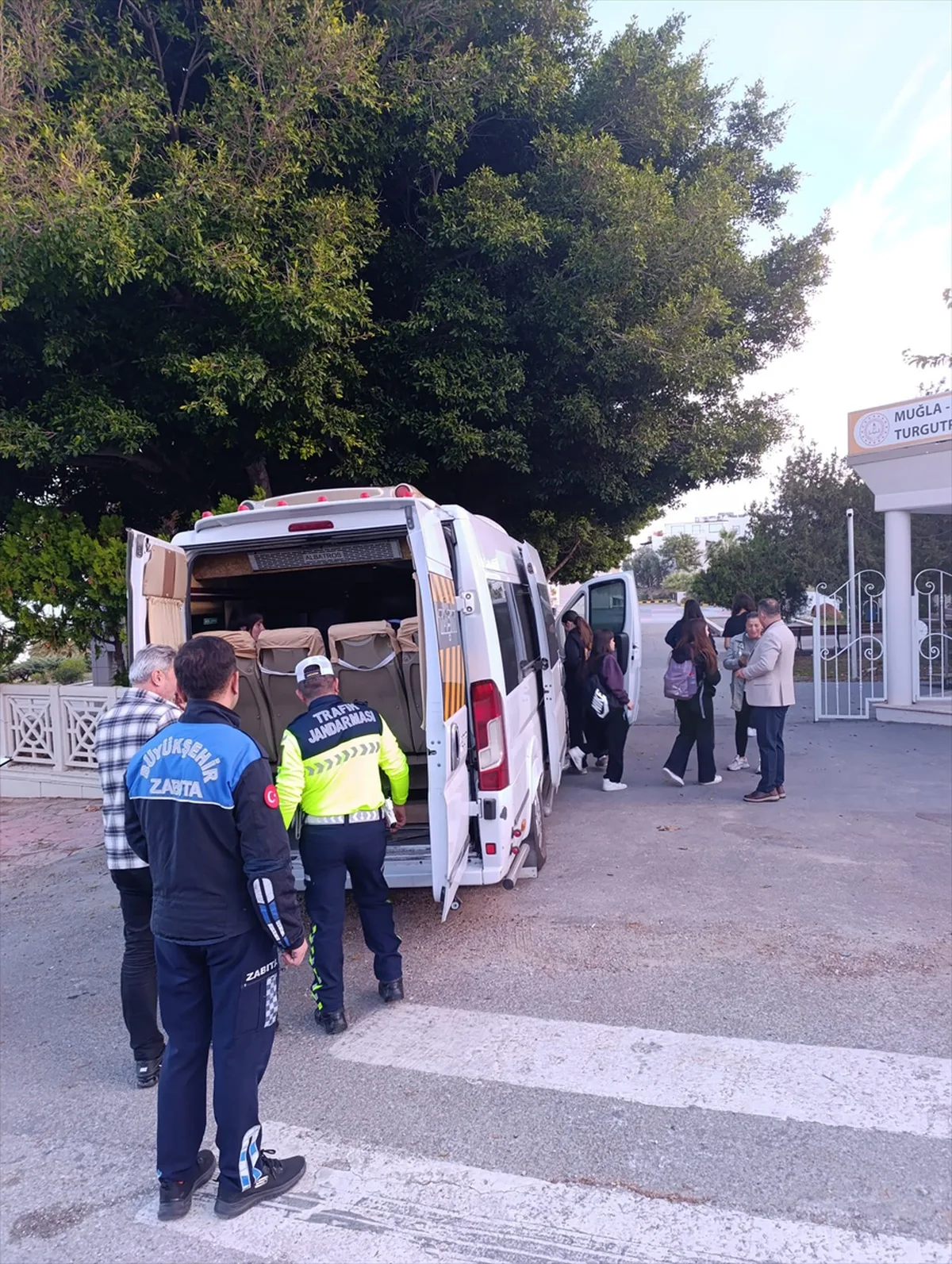 Bodrum'da okul servisleri Kuşcu'nun katılımıyla eş zamanlı denetlendi