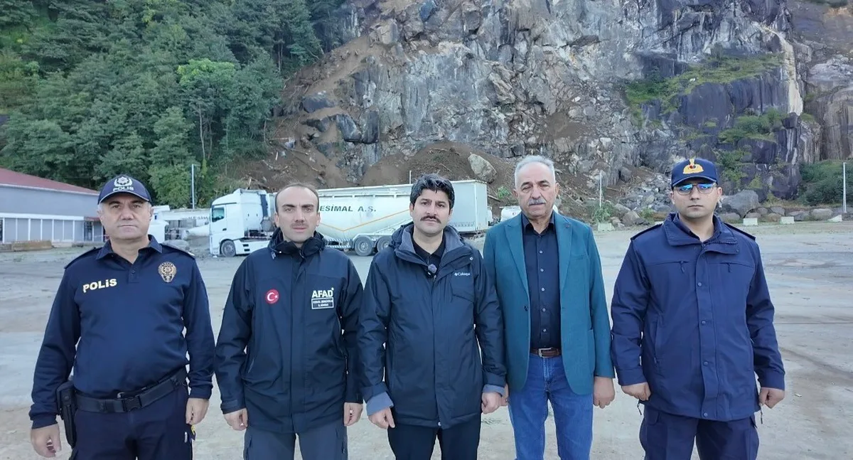Hopa'da heyelanda 1 kişi öldü, ilk belirlemelere göre 8 tır hasar gördü