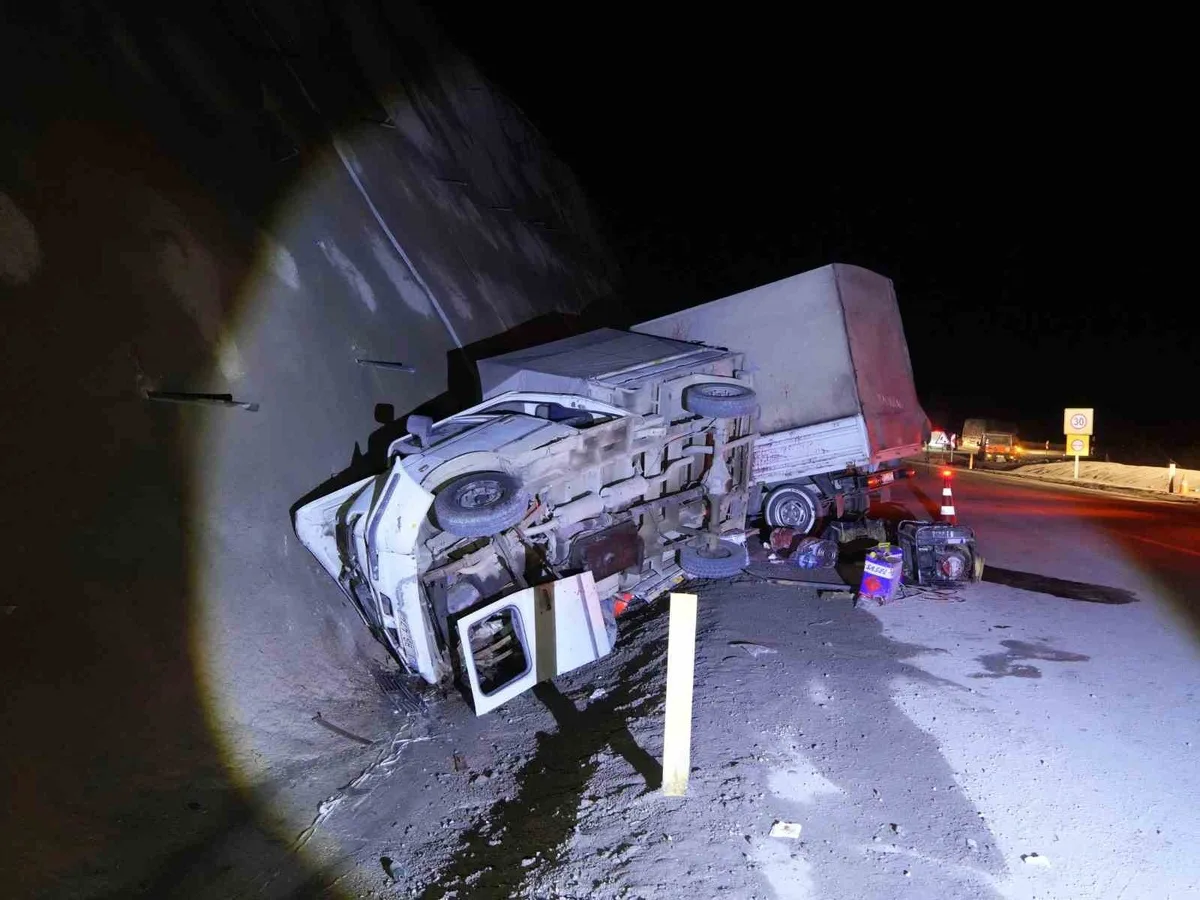 Kastamonu-Ankara yolu Ilgaz Dağı geçidinde iki kamyonet çarpıştı, 9 kişi yaralandı