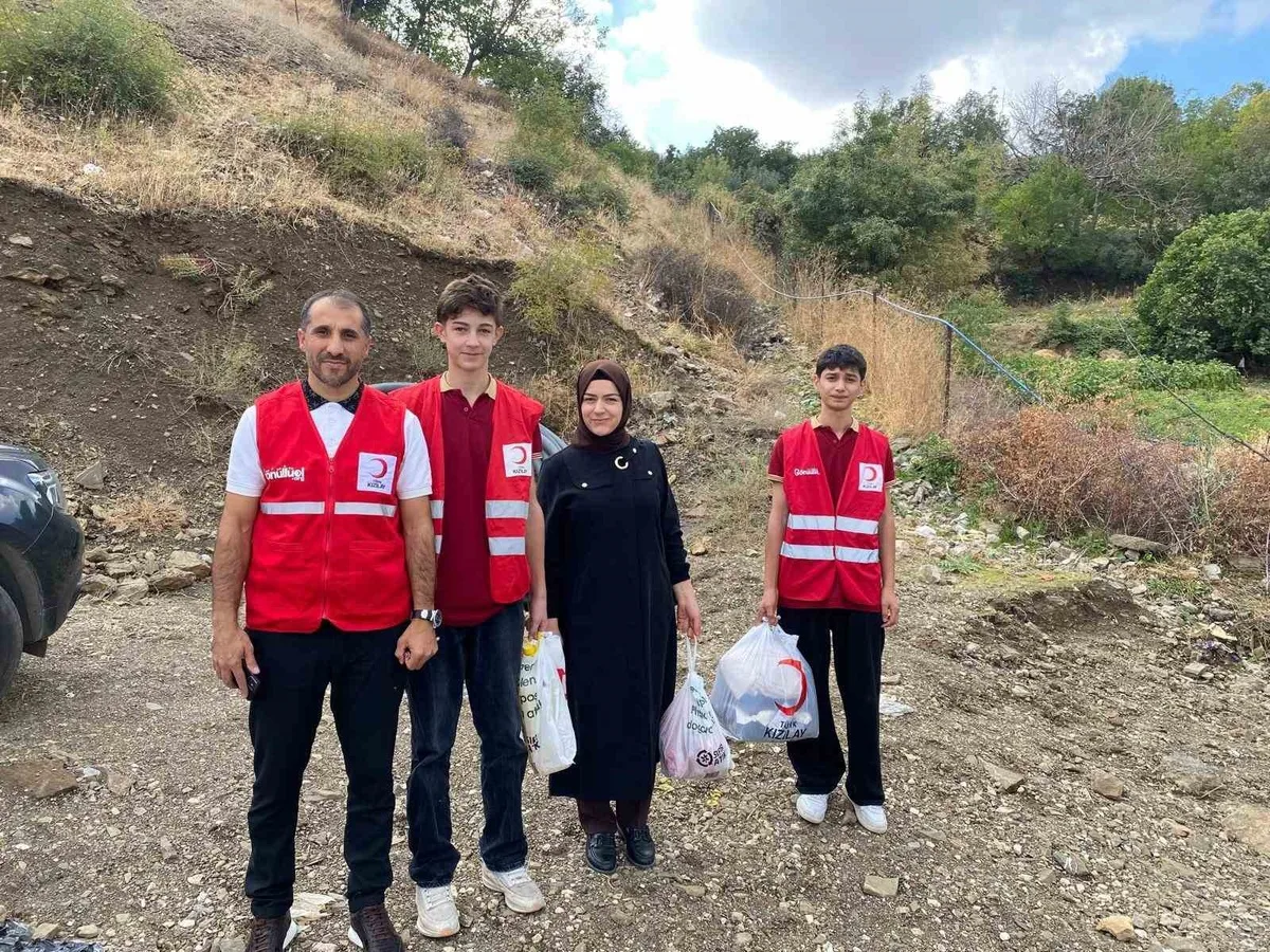 Sason'da lise öğrencileri ve Kızılay, dezavantajlı ailelere gıda yardımı ulaştırdı