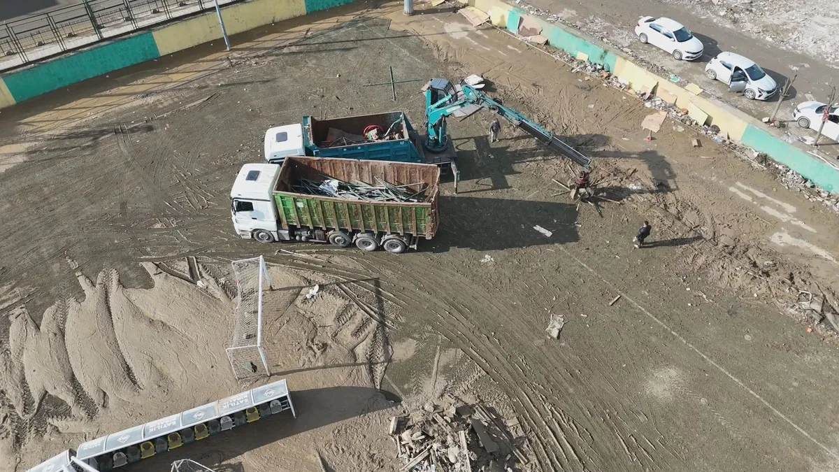 Sarıyer'de yıkılan Ayazağa Atatürk Stadı'nın enkazı selin 6. gününde kaldırılıyor