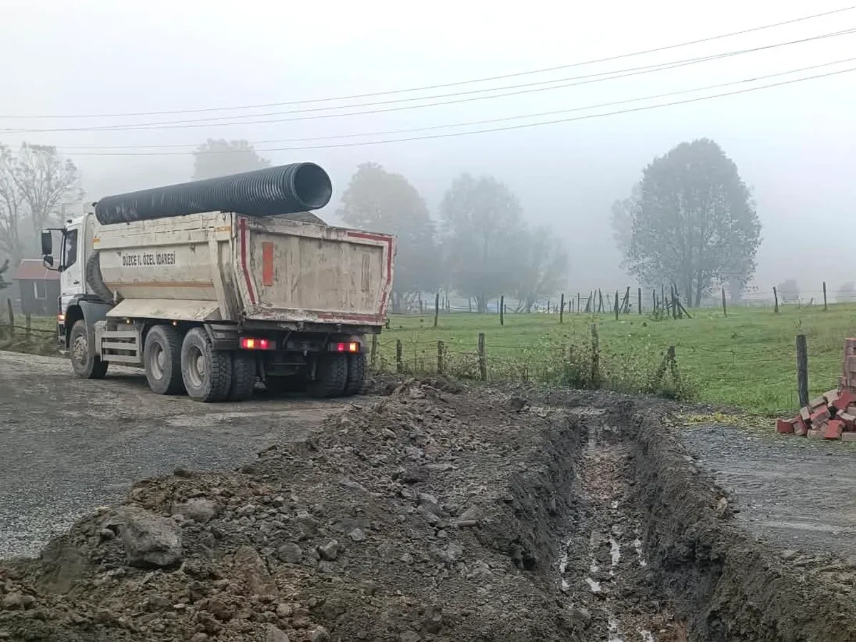 Düzce İl Özel İdaresi, Gölyaka Saçmalıpınar'da yağmur suyu tahliyesi için boru döşedi
