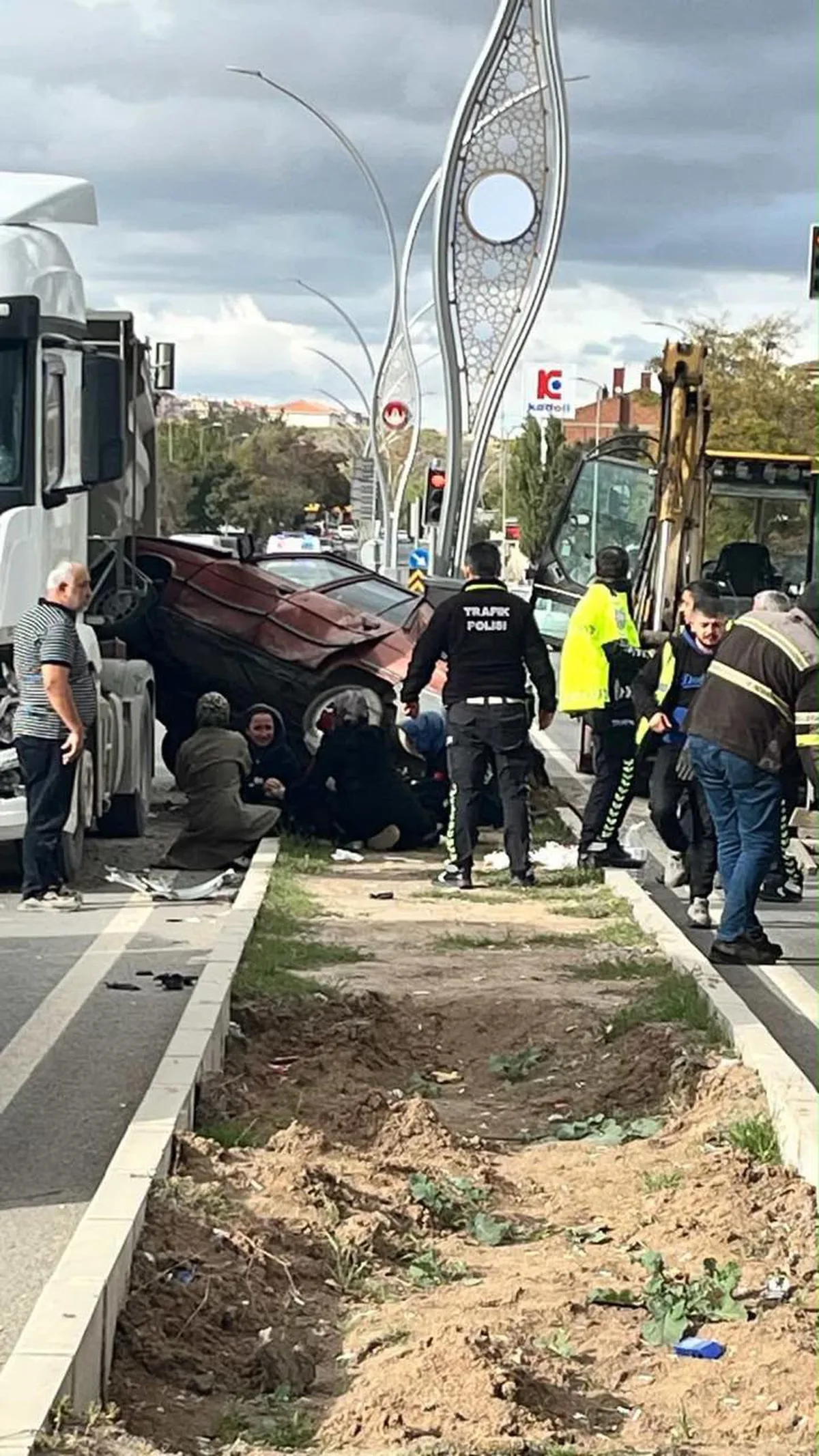 Ankara'nın Polatlı ilçesinde iki aracın çarpıştığı kazada 2'si ağır 5 kişi yaralandı