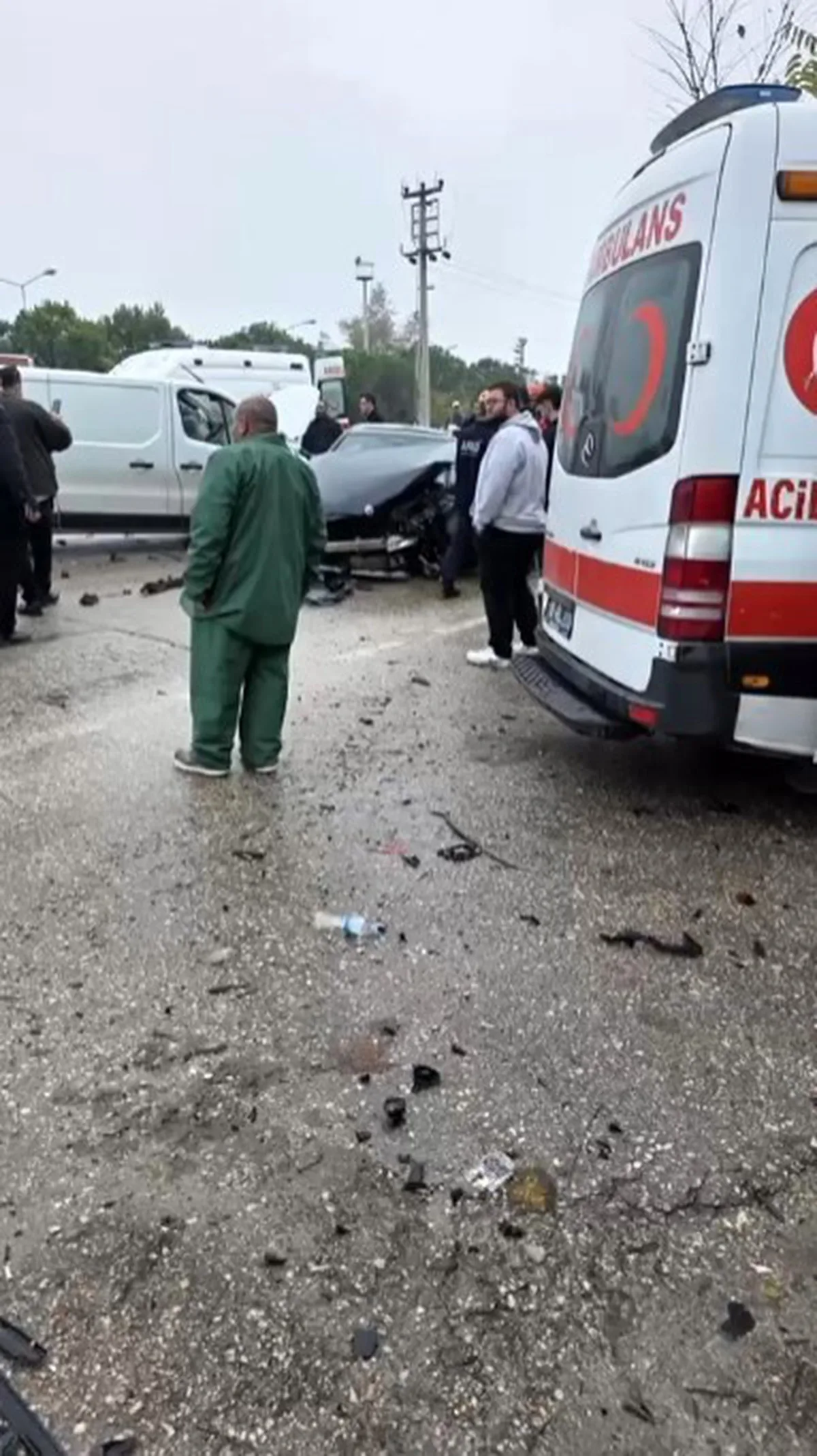 Bursa Osmangazi'de kaygan yolda 5 araç zincirleme kazaya karıştı, 5 kişi yaralandı