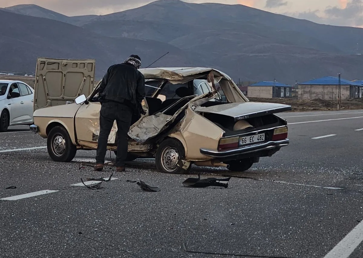 Bingöl Karlıova'da otomobil ile motosiklet çarpıştı, 3 kişi yaralandı