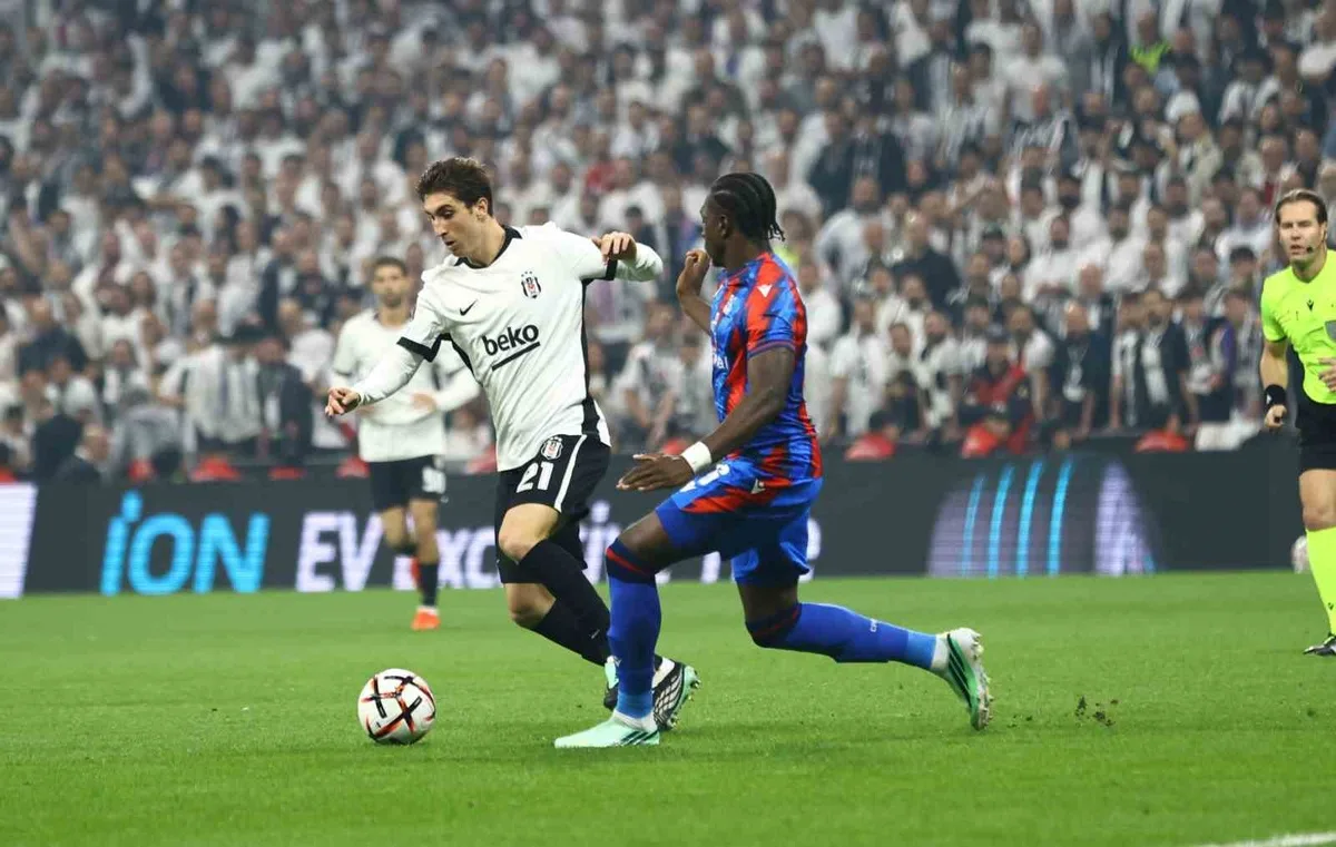 Beşiktaş'ta Miretti, 39. dakikada omzundan sakatlanıp yerini Salih Özcan'a bıraktı