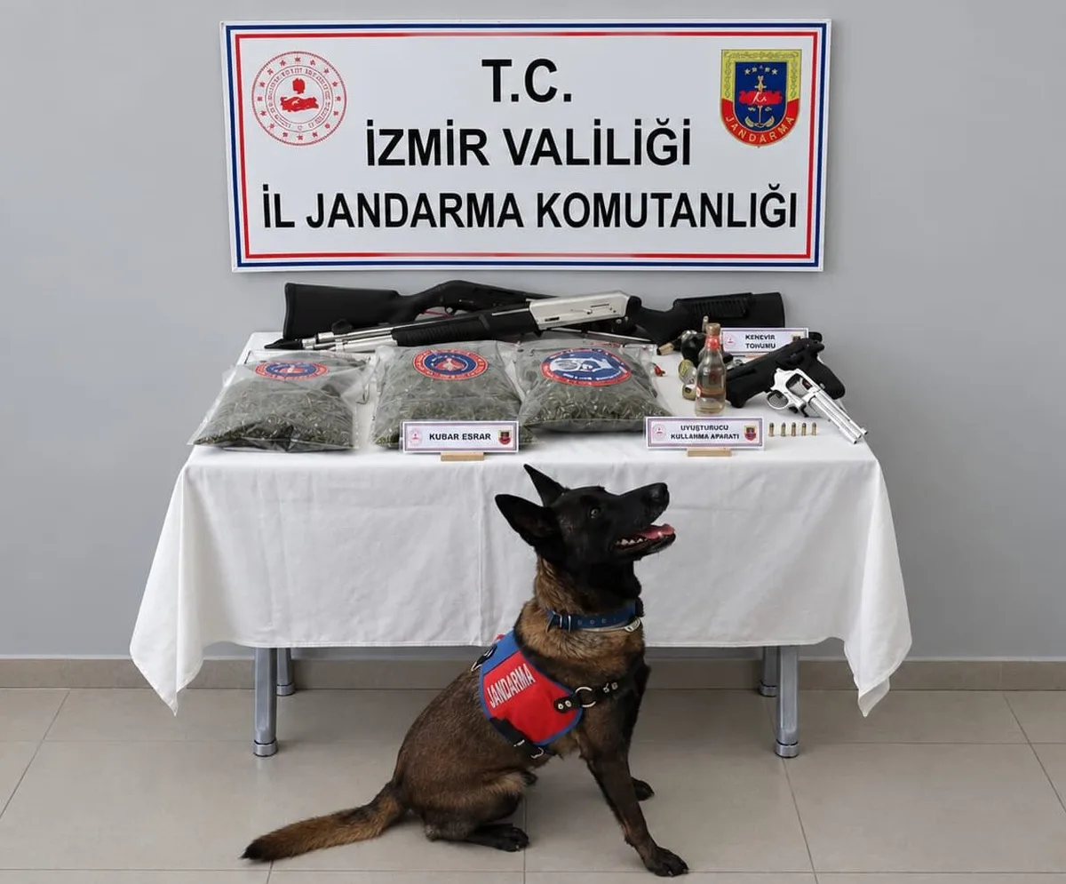 İzmir Beydağ'da 10 adrese eş zamanlı operasyonda 1100 gram esrar ele geçirildi