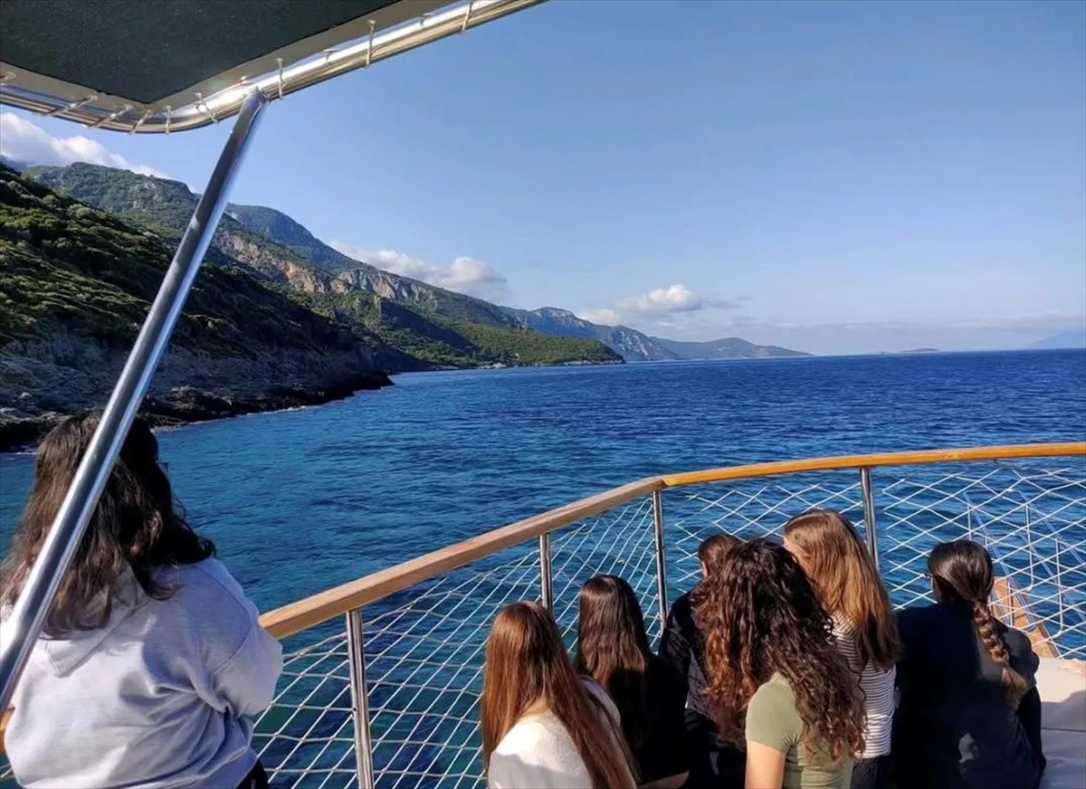 Datça'da lise Genç AR-GE ekibi kıyı ekosistemlerini öğrenmek için denize açıldı