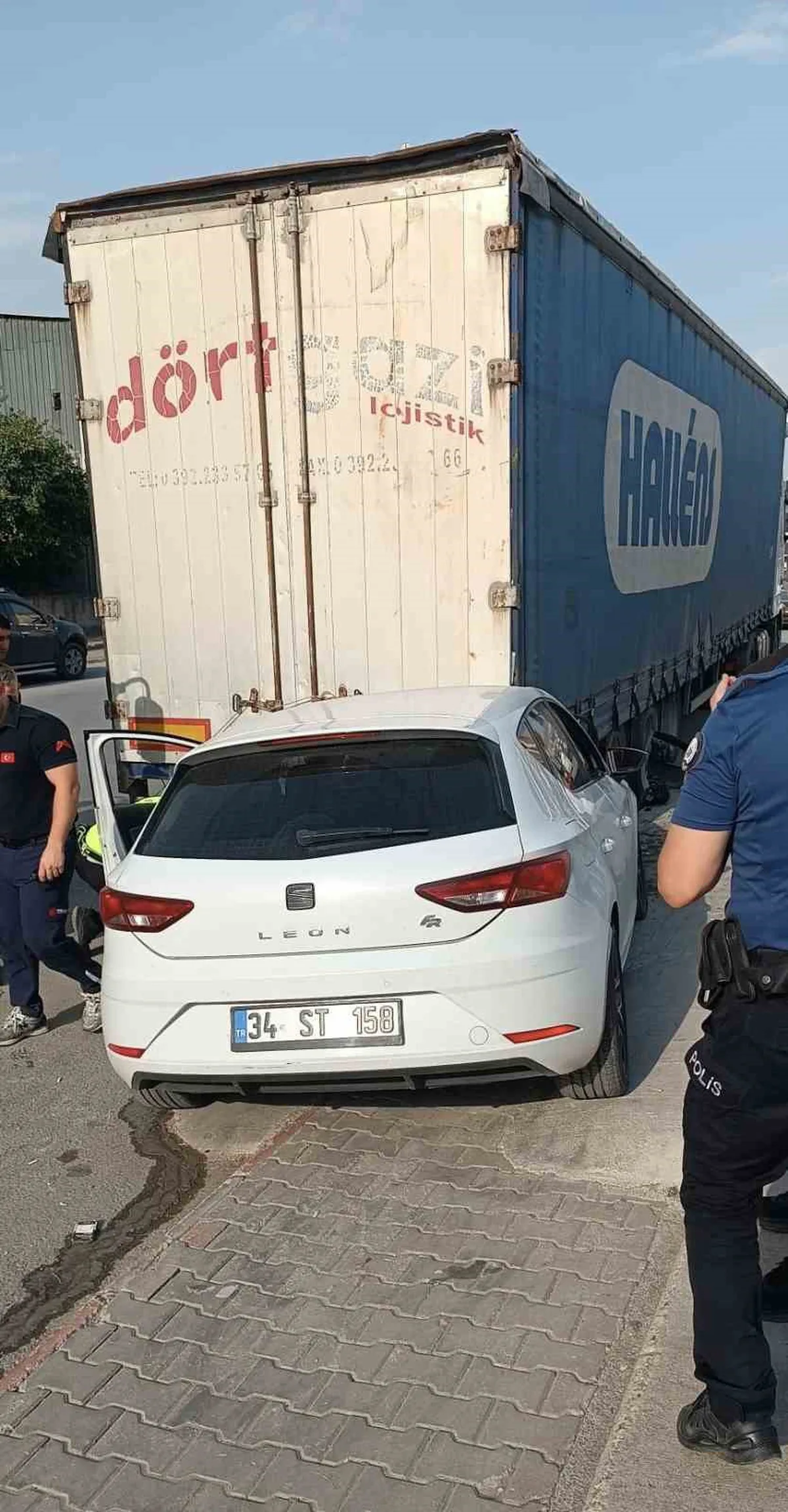 Mersin Tarsus'ta park halindeki tıra çarpan otomobilde sıkışan sürücü yaralandı