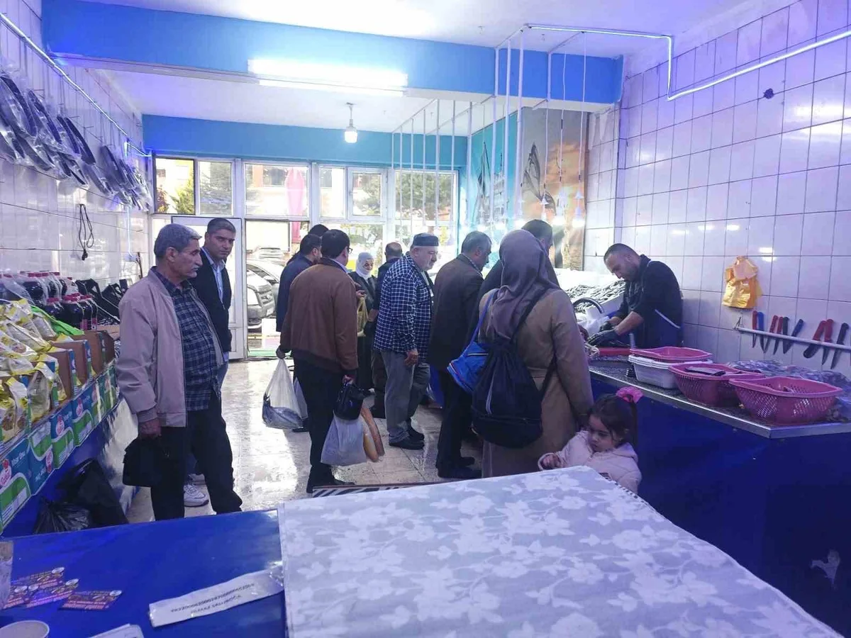 Ahlat'ta soğuk havalar balık satışı ve pişiriminde yoğunluk oluşturdu