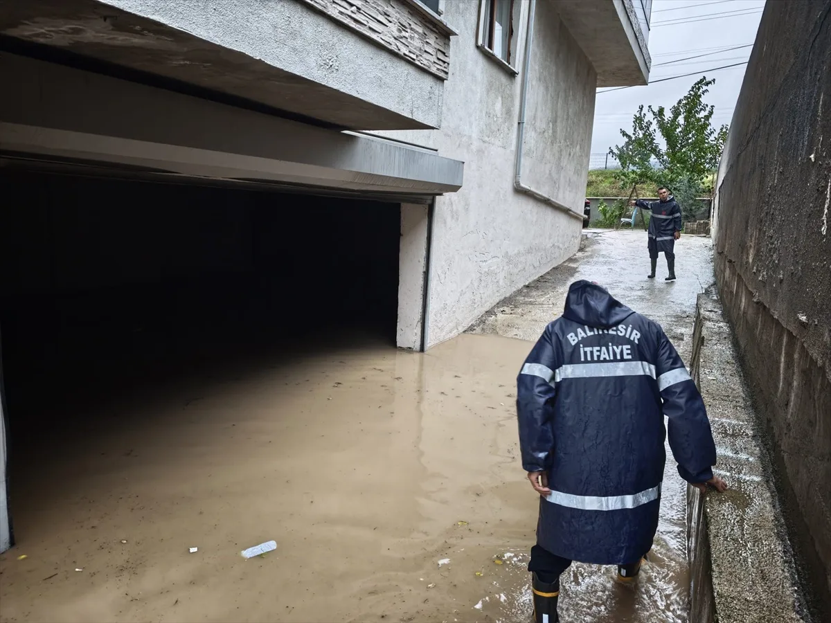 Balıkesir Susurluk'ta sağanak su baskınlarına yol açtı, ekipler tahliye başlattı