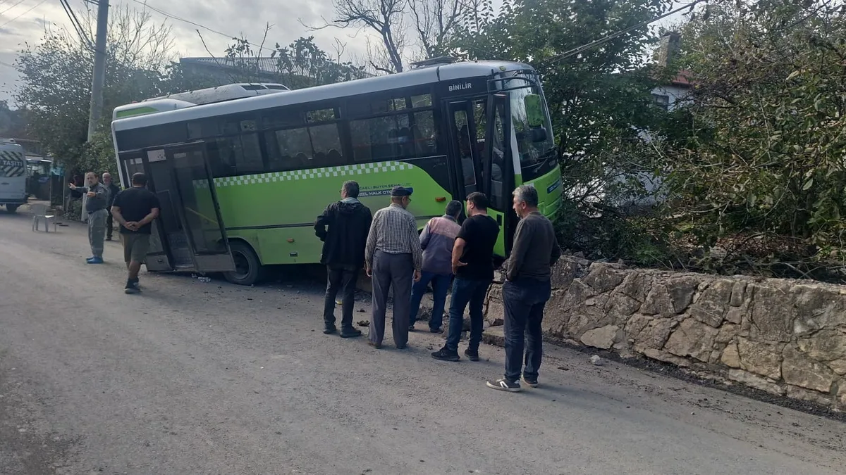 Kocaeli Gebze'de halk otobüsü duvara çarptı, 10 yolcu hafif yaralandı