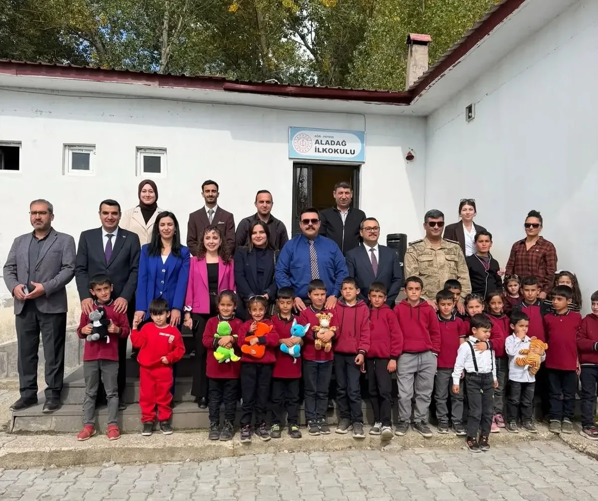Ağrı Patnos'ta adli ve idari yetkililer, Aladağ İlkokulu öğrencilerine hediye verdi